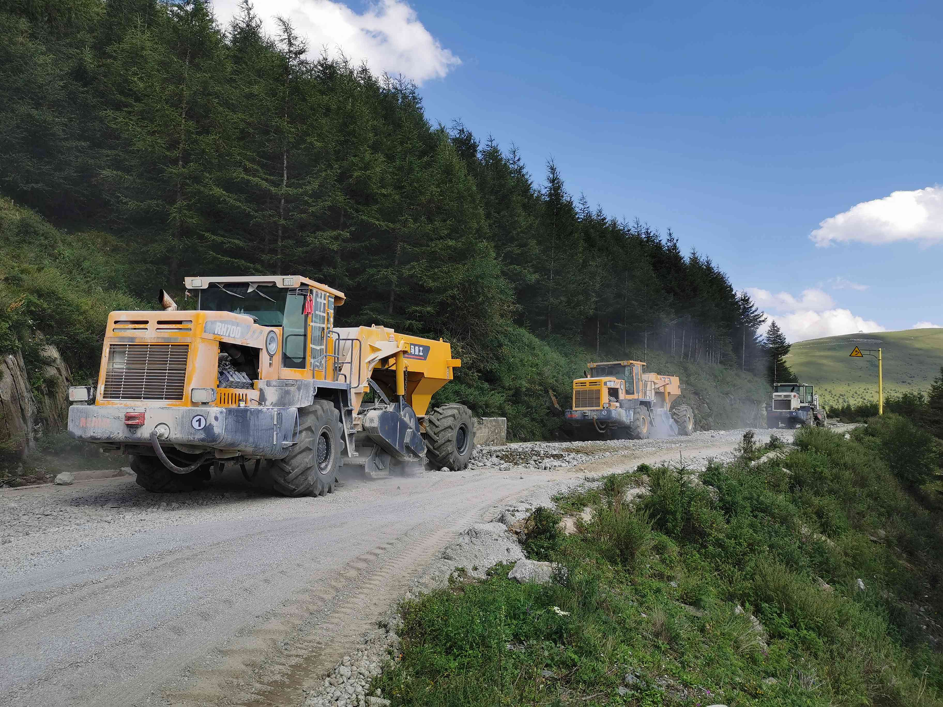 RH700，五臺(tái)山水泥路破碎施工